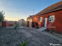 Casă cu 2 camere, renovată, teren generos – liniște la