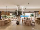 Apartament pe malul mării, situat într-un complex de golf cu piscine, restaurant