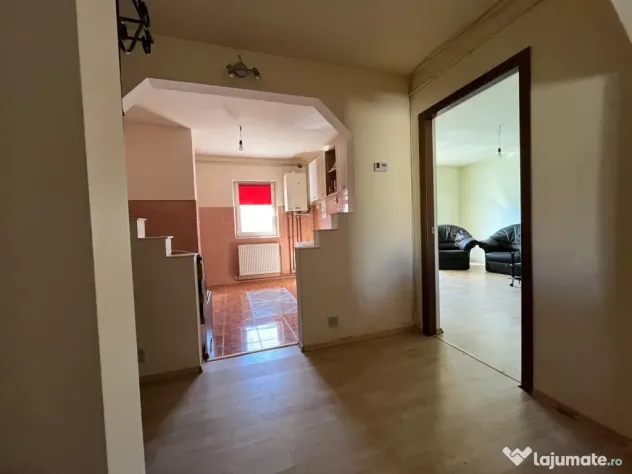 Apartament 4 camere, decomandat, et.1, 2 balcoane, central