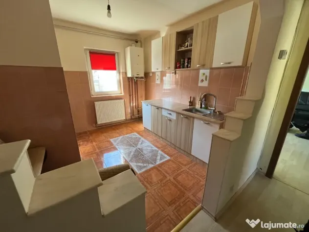 Apartament 4 camere, decomandat, et.1, 2 balcoane, central