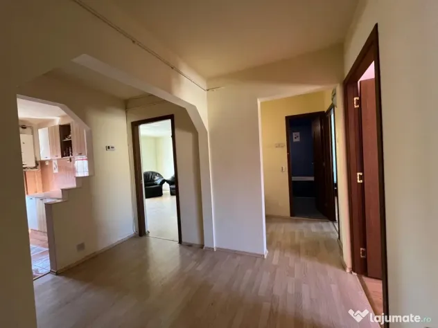 Apartament 4 camere, decomandat, et.1, 2 balcoane, central