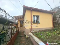 Casa solida cu teren drept si pozitie retrasa