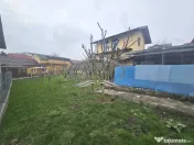 Casa solida cu teren drept si pozitie retrasa 