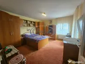 Casa solida cu teren drept si pozitie retrasa 