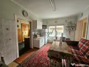 Casa solida cu teren drept si pozitie retrasa 