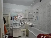 Casa solida cu teren drept si pozitie retrasa 