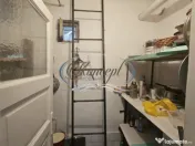 Casa solida cu teren drept si pozitie retrasa 