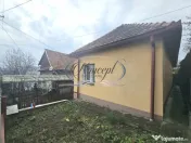 Casa solida cu teren drept si pozitie retrasa 