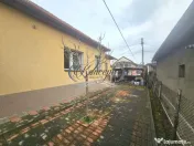 Casa solida cu teren drept si pozitie retrasa 