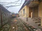 Casa solida cu teren drept si pozitie retrasa 