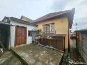 Casa solida cu teren drept si pozitie retrasa 