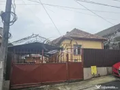 Casa solida cu teren drept si pozitie retrasa 