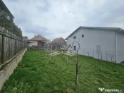 Casa solida cu teren drept si pozitie retrasa 