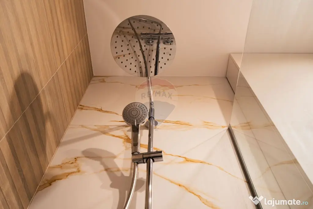 Apartament modern 3 camere, prima închiriere, loc parcar...