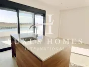 Apartament cu vedere la lac, terasă, piscină, situat într-o stațiune de golf 