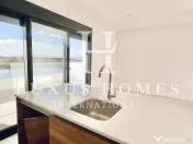 Apartament cu vedere la lac, terasă, piscină, situat într-o stațiune de golf 