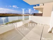 Apartament cu vedere la lac, terasă, piscină, situat într-o stațiune de golf 