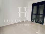 Apartament cu vedere la lac, terasă, piscină, situat într-o stațiune de golf 