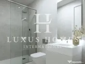 Apartament cu vedere la lac, terasă, piscină, situat într-o stațiune de golf 