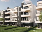 Apartament cu vedere la lac, terasă, piscină, situat într-o stațiune de golf 