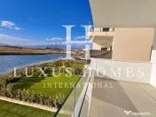 Apartament cu vedere la lac, terasă, piscină, situat într-o stațiune de golf 