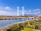 Apartament cu vedere la lac, terasă, piscină, situat într-o stațiune de golf