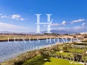 Apartament cu vedere la lac, terasă, piscină, situat într-o stațiune de golf 