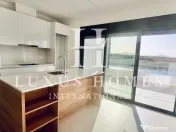 Apartament cu vedere la lac, terasă, piscină, situat într-o stațiune de golf 