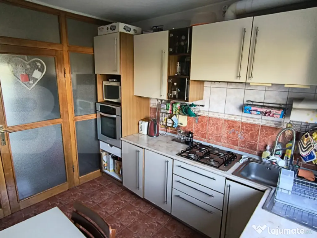 Apartament 3 camere, Decomandat, zona Circumvalatiunii