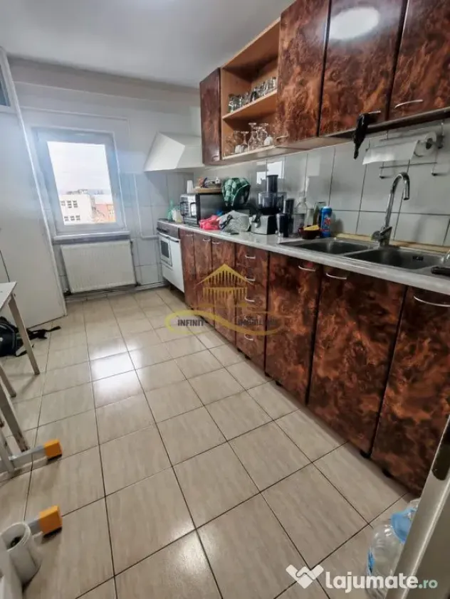 Vand apartament 3 camere decomandate – zonă Ștefan ce...