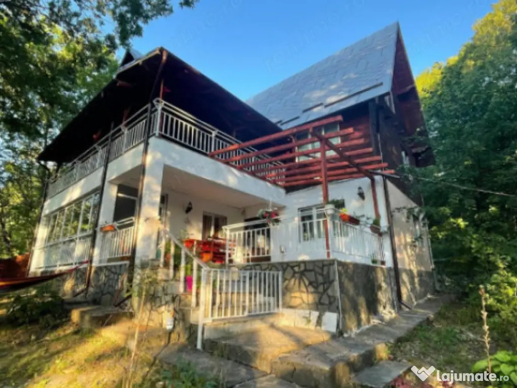 Vilă spațioasă de vanzare in Breaza, 270 mp utili si tere