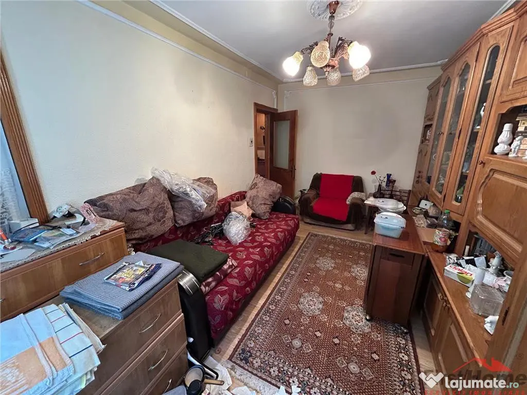 Apartament cu 2 camere de , etaj 1/3, zona centrala langa Ja