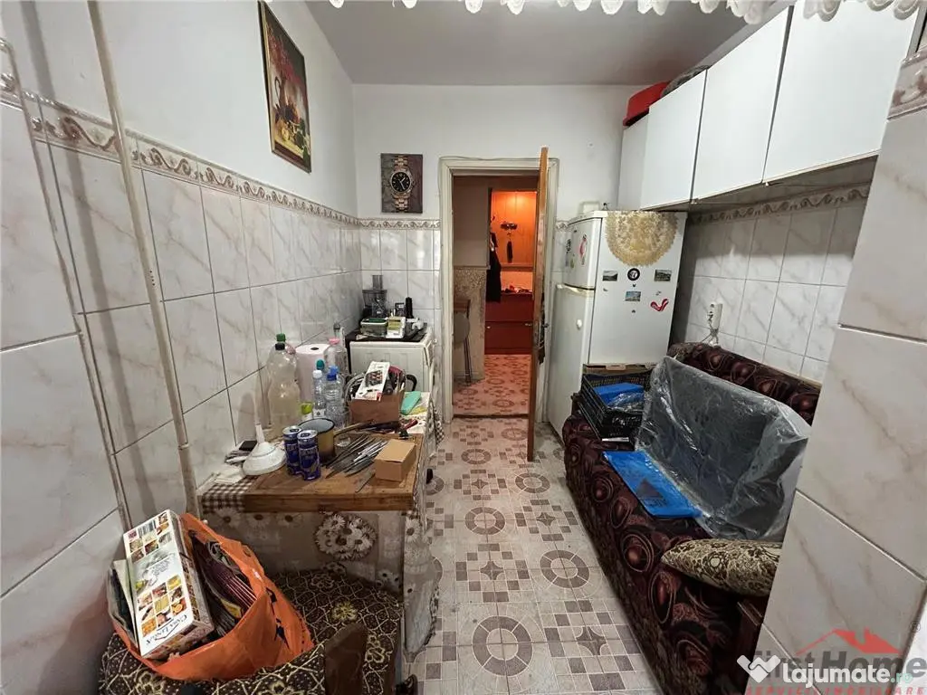 Apartament cu 2 camere de , etaj 1/3, zona centrala langa Ja