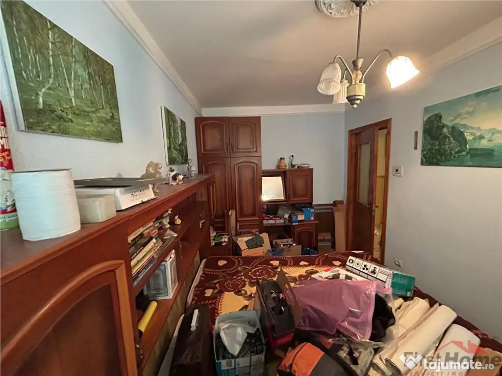 Apartament cu 2 camere de , etaj 1/3, zona centrala langa Ja