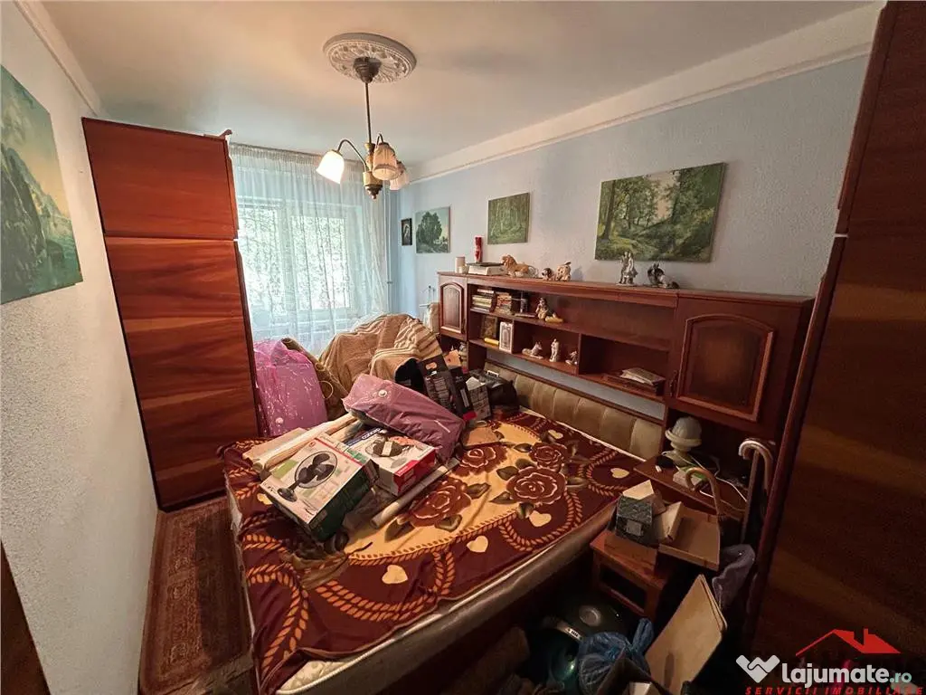 Apartament cu 2 camere de , etaj 1/3, zona centrala langa Ja