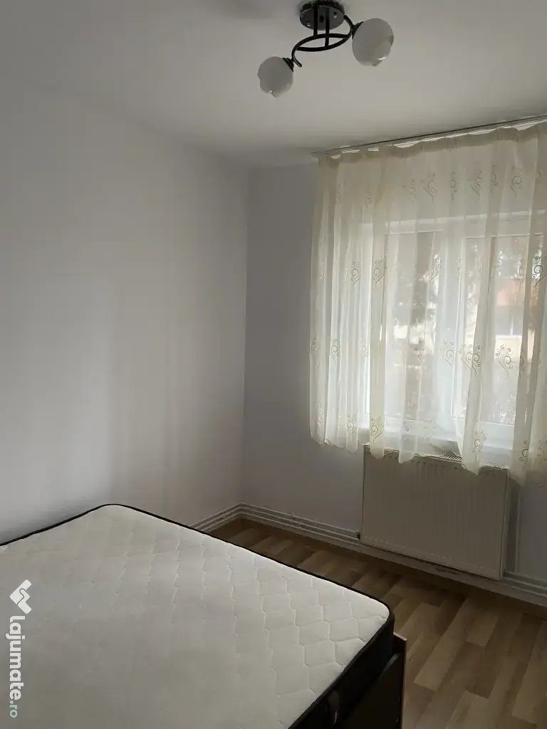 Inchiriez apartament 2 camere aproape de școlii, universitate