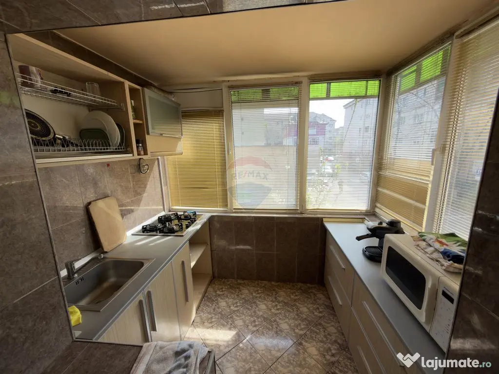 Apartament cu 4 camere de închiriat în zona Rogerius