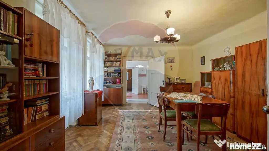 Apartament 3 camere si două băi, Str Republicii, Centru...