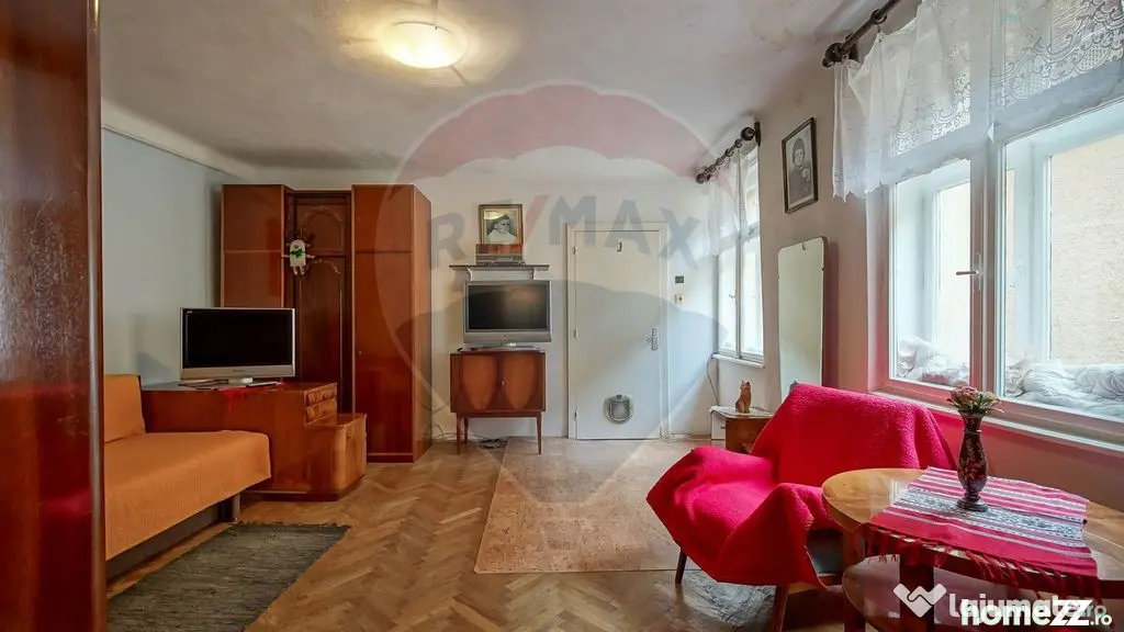 Apartament 3 camere si două băi, Str Republicii, Centru...