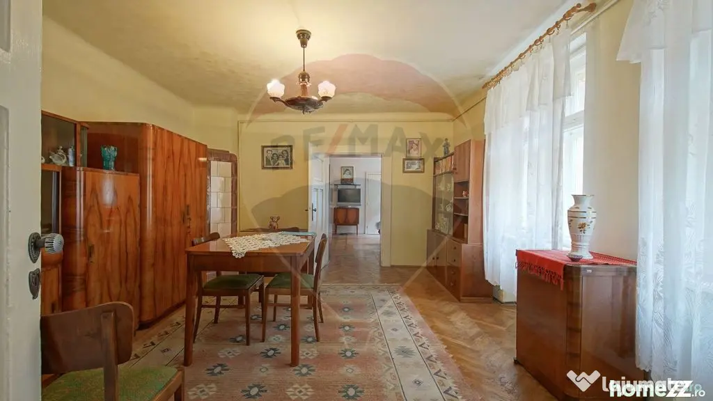 Apartament 3 camere si două băi, Str Republicii, Centru...