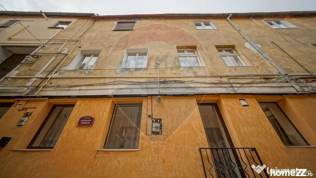 Apartament 3 camere si două băi, Str Republicii, Centru...