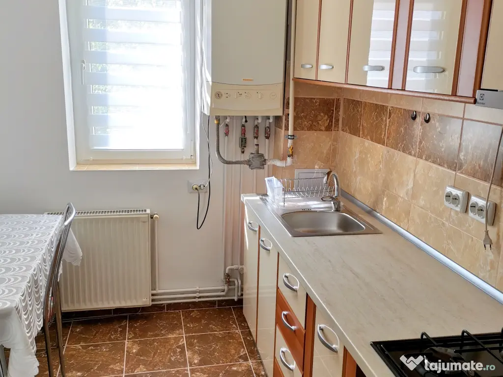 Inchiriez apartament cu 2 camere in Campina, renovat, central