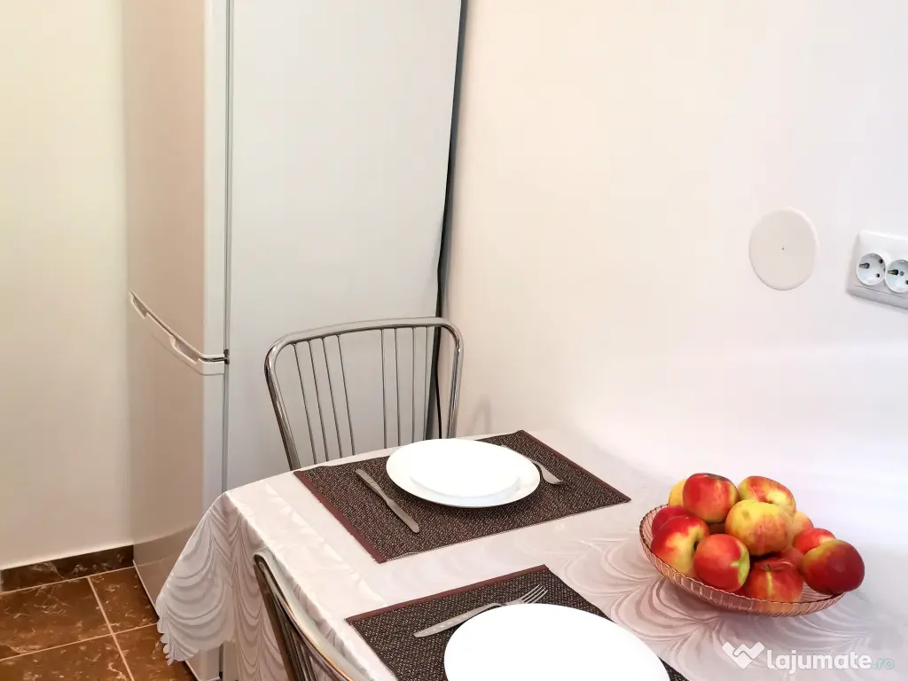 Inchiriez apartament cu 2 camere in Campina, renovat, central
