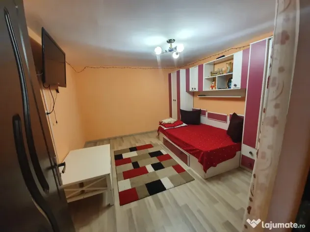 Vând casă la curte