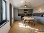 FILM! Vila de poveste, in centrul Brasovului, pe Drumul Ceta 