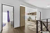 Casă cu 5 camere de inchiriat in Sofronea,Arad 