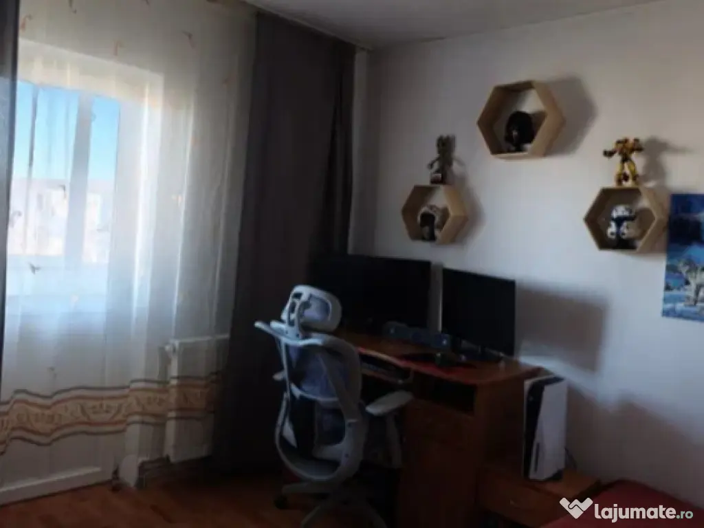 Apartament 3 camere, decomandat - zona Astra