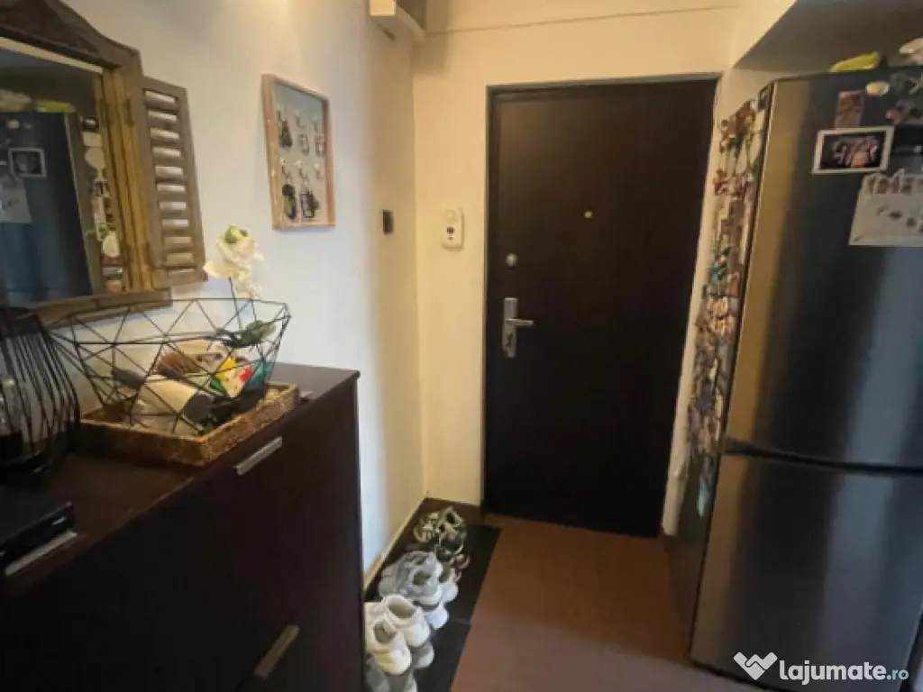 Apartament cu 3 camere, etaj 3, Craiovita Noua