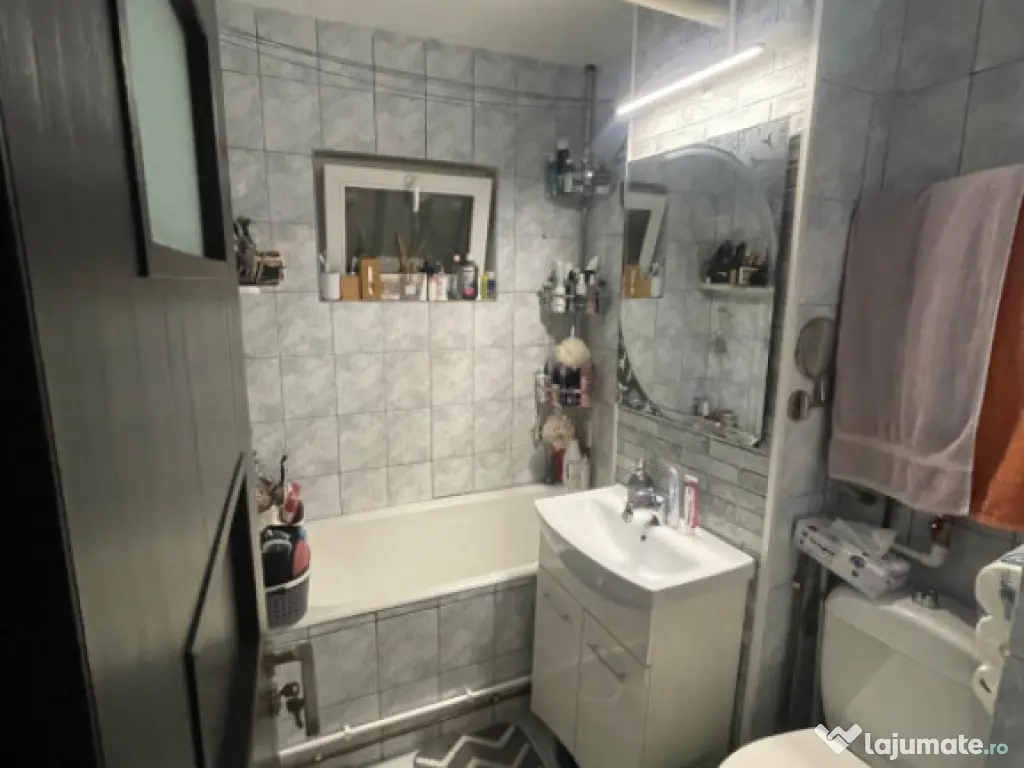 Apartament cu 3 camere, etaj 3, Craiovita Noua