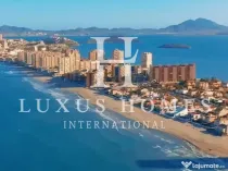 O casă mare, cu terasă, piscină și terasă pe acoperiș, situată aproape de mare